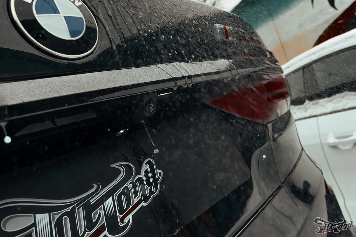 Установка дополнительных источников дальнего света скрытого характера и омывателя камеры заднего вида на BMW X7